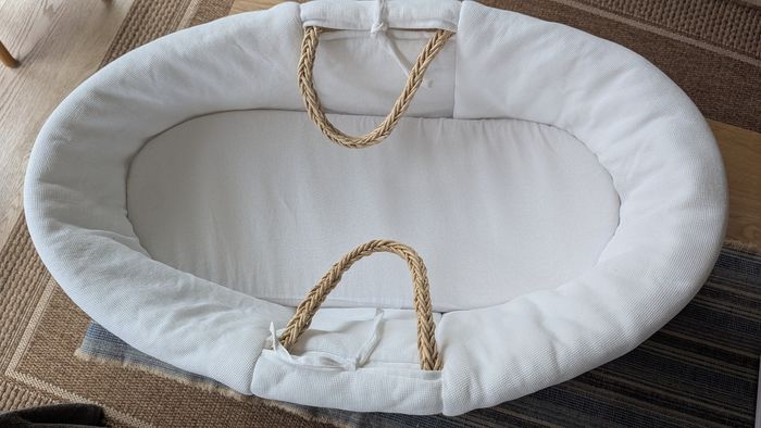 Couffin Vertbaudet en osier avec son matelas et habillement - photo numéro 3