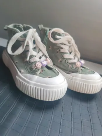 Paire de baskets fille genre converse pointure 29