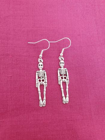 Boucles d'oreilles squelette argentée