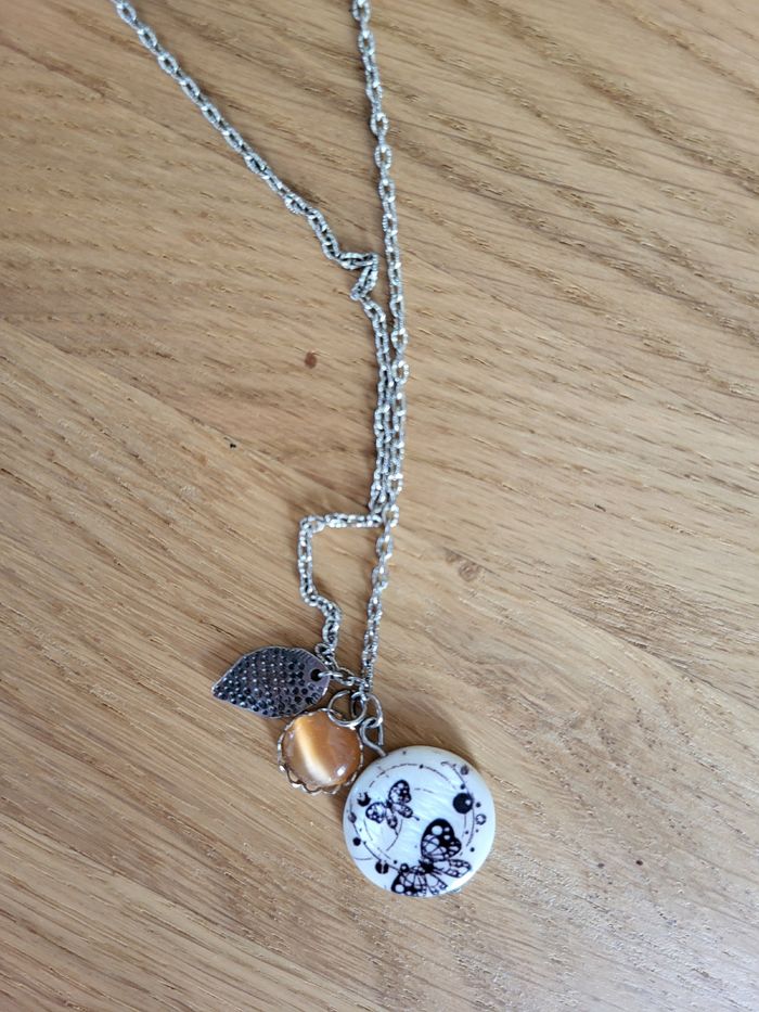 Collier sautoir argenté avec breloque
thème papillon - photo numéro 4