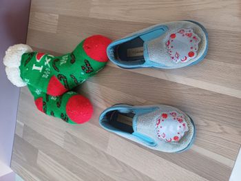 pantoufles et chaussettes antidérapantes Pointure 24