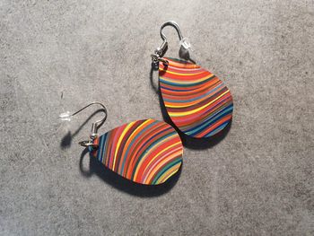 boucle d'oreille multicolores