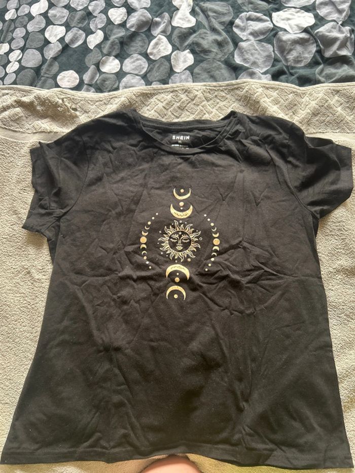 T-shirt noir à motifs