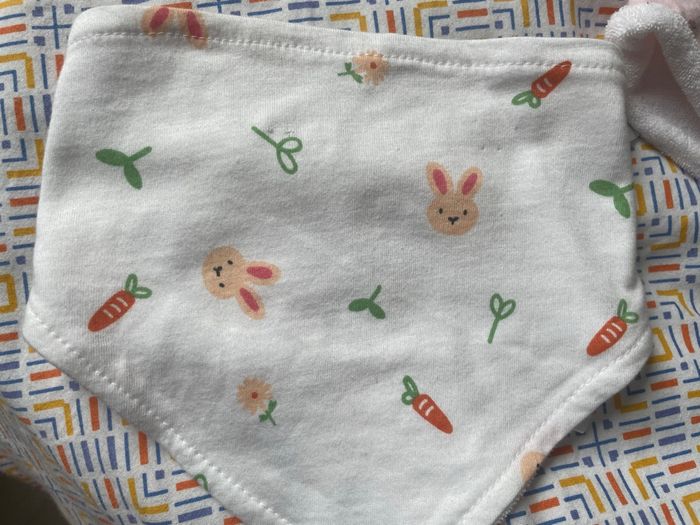 Lot de 4 bavoirs + un doudou - photo numéro 3