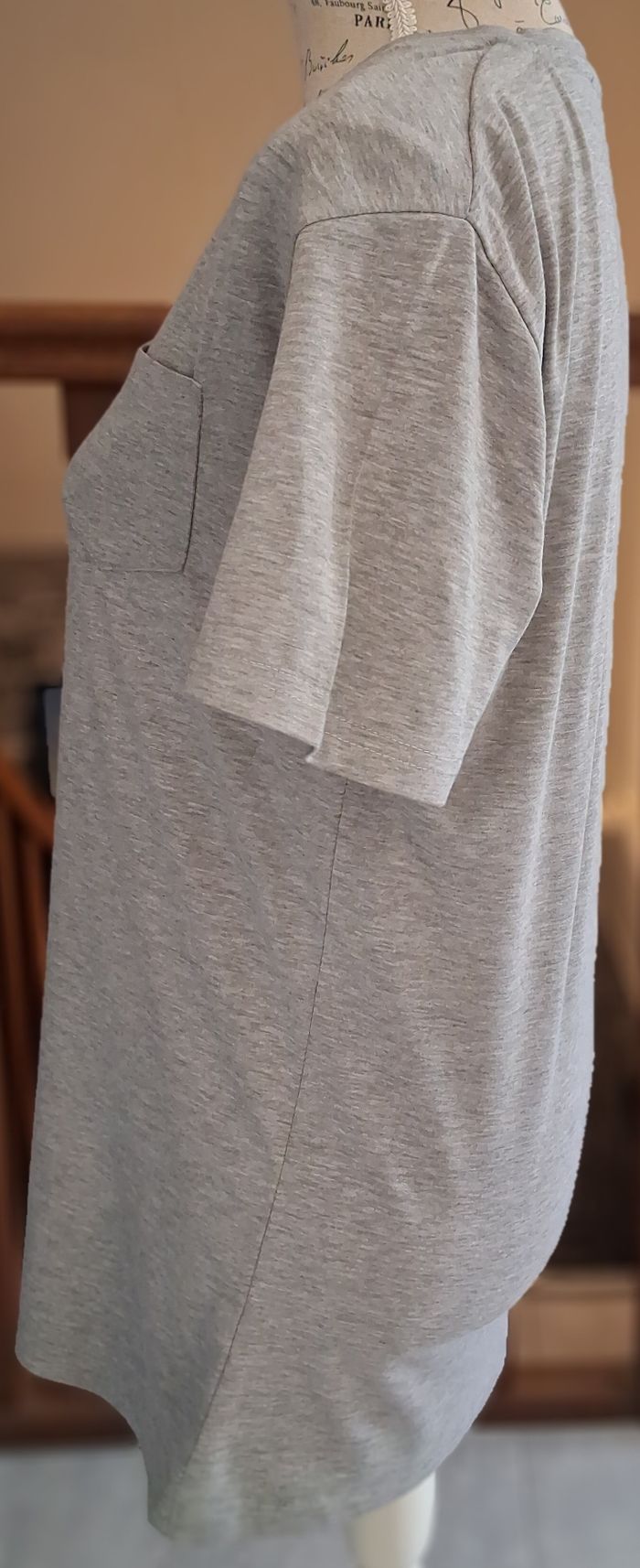 Long tee-shirt gris avec le col en V - photo numéro 3