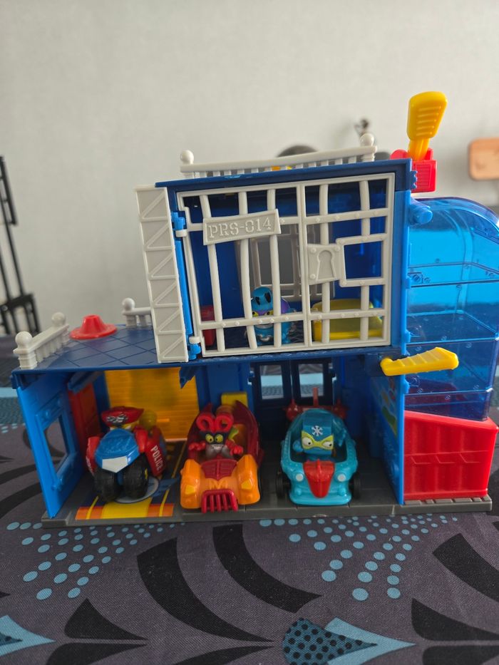 Station de Police Superthings - photo numéro 4