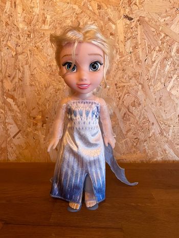 Jolie Poupée Disney Elsa de la Reine des neiges