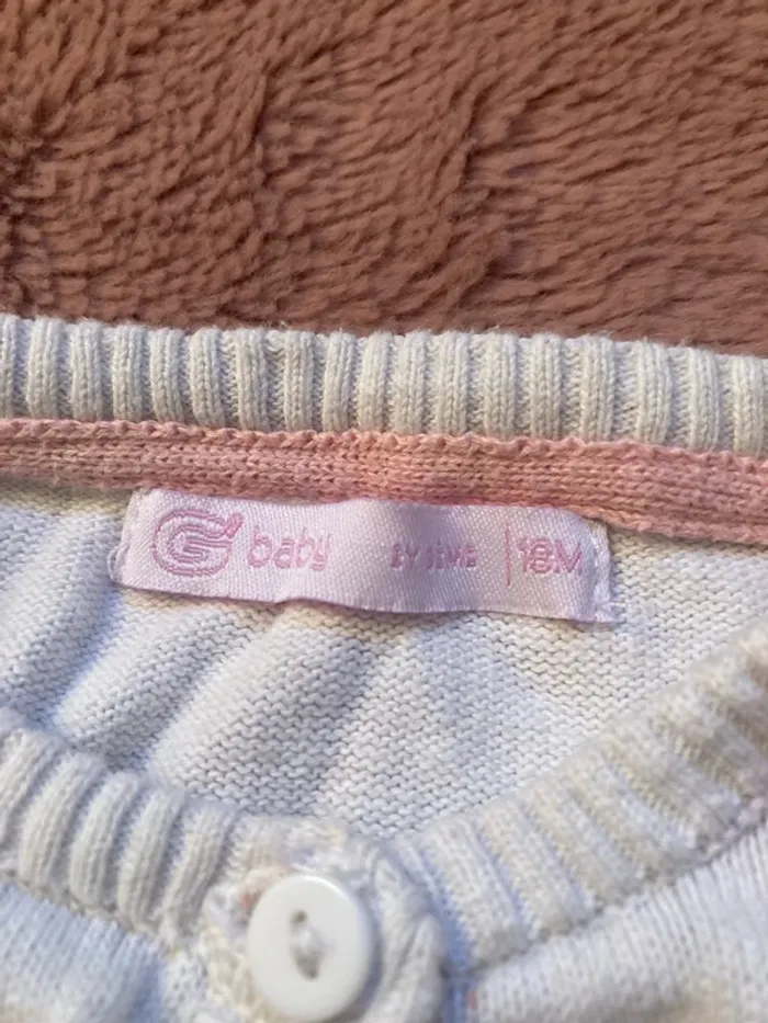 2 petits gilets 18 mois - photo numéro 4