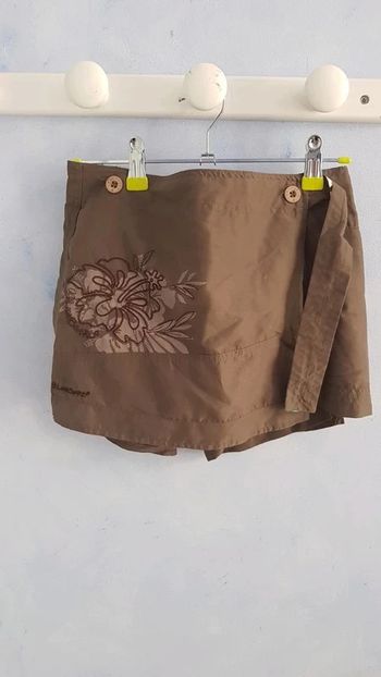 Jupe short enfant allant dans l'eau