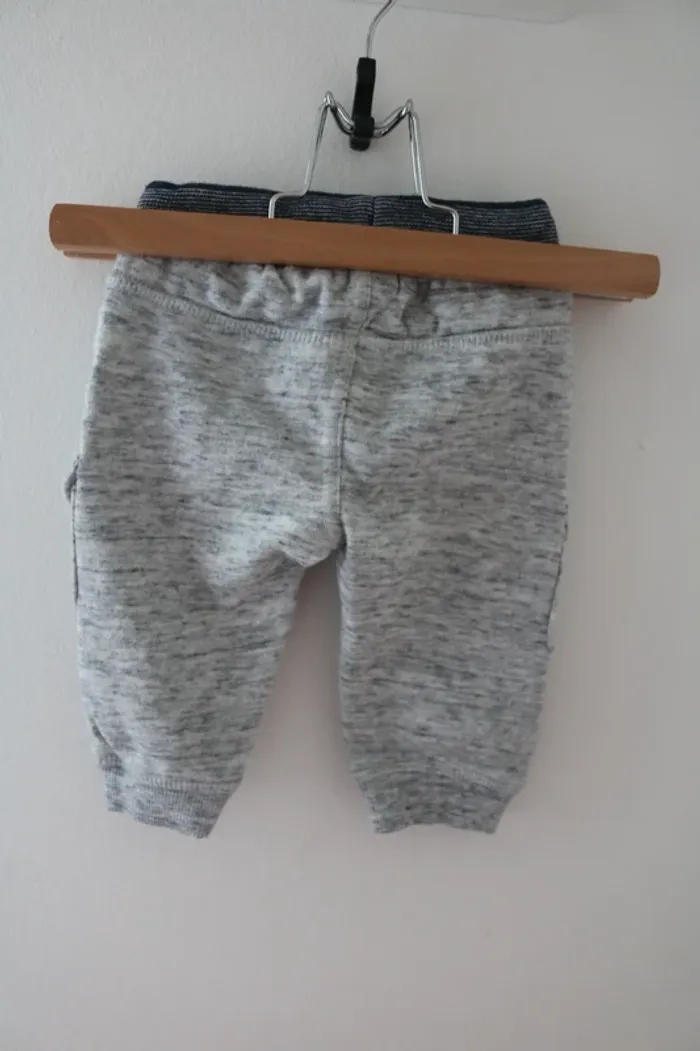 Ensemble haut Batman, jogging Gémo et gilet Mon premier Major 6 mois - photo numéro 3
