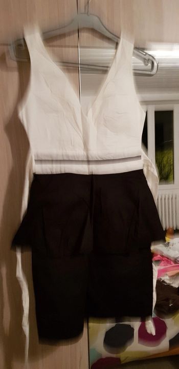 Robe noire et blanche