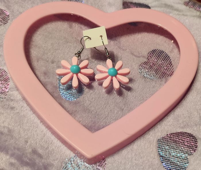 Jolie fleur rose plastique en boucles d'oreilles