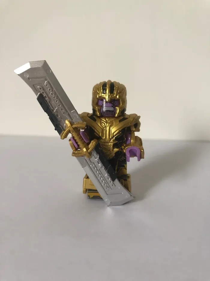 Figurine type lego Thanos. Marvel
