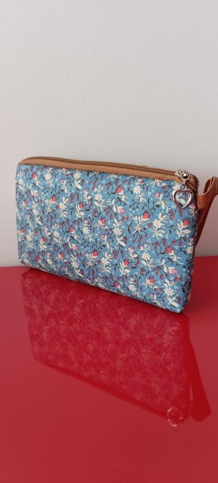 Pochette porte-monnaie imprimé floral  avec cordon de poignet