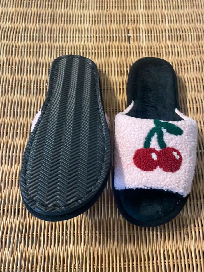 Paire de pantoufles cerises - photo numéro 3