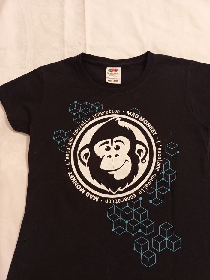 Polo pour fille en noir avec inscription devant voir photos taille 7. Oui 8 ans 128 cm couleur noir avec inscription devant et photos voir photos - photo numéro 3