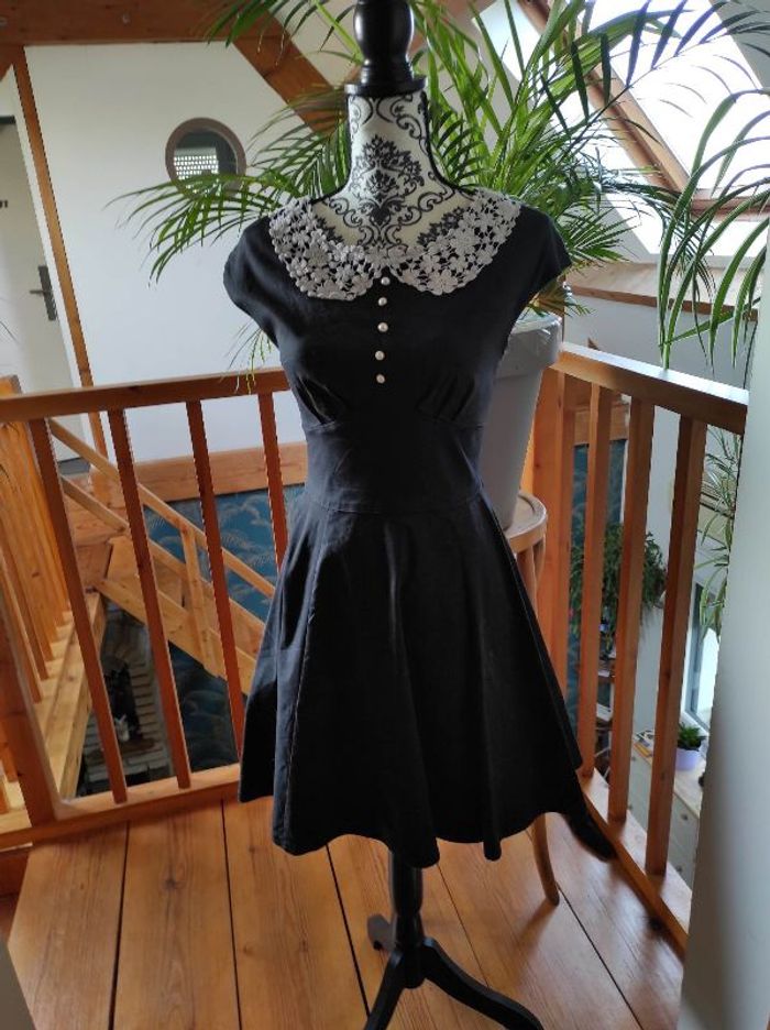 robe noir col dentelle
