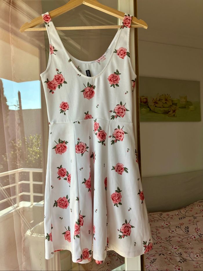 Robe patineuse blanche à fleurs roses 🌸 - photo numéro 5