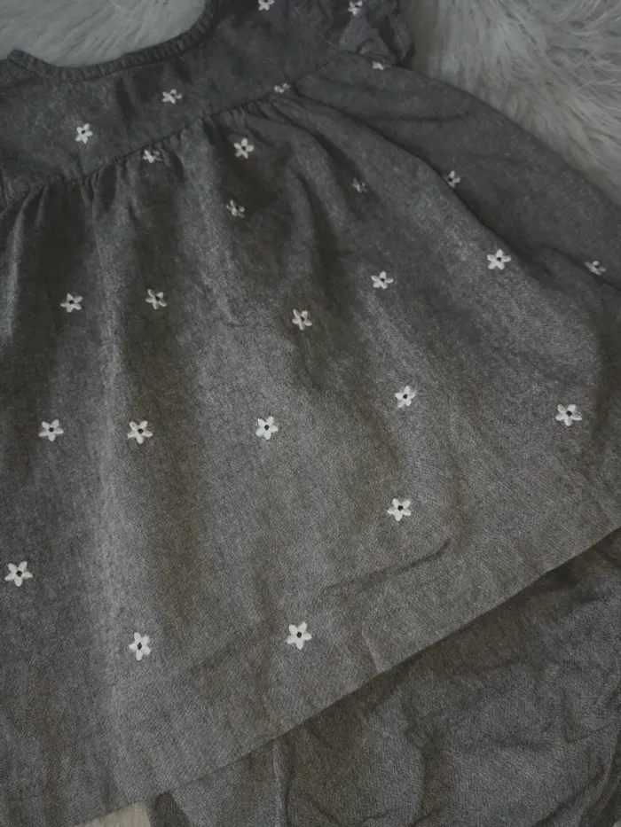 Ensemble robe avec fleurs brodées et culotte assortie grise 2 ans -86cm - photo numéro 2