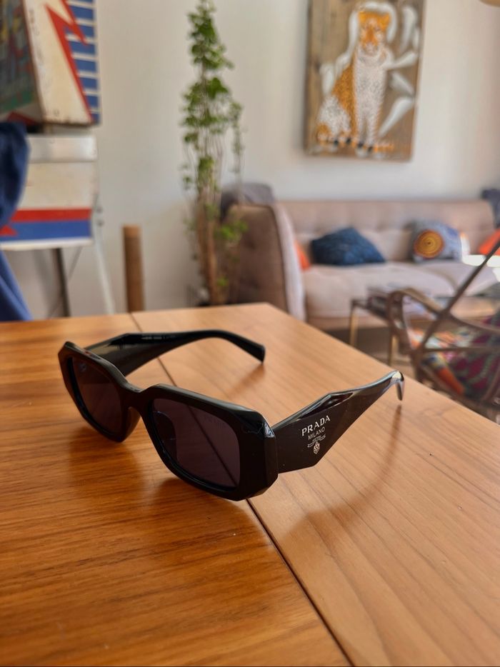 Lunettes de soleil noir Prada