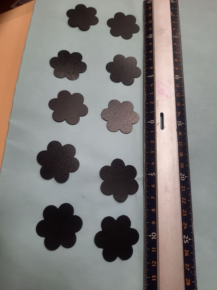 Decoupe grosse fleurs presque 4cm plastique pour bouteilles sensorielle decoration un côté mat et l'autre brillant