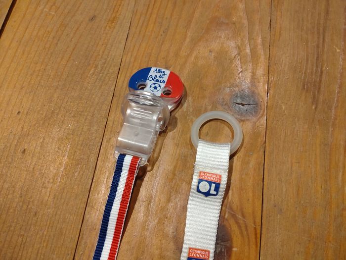 Attache sucette football  l'OL - photo numéro 2