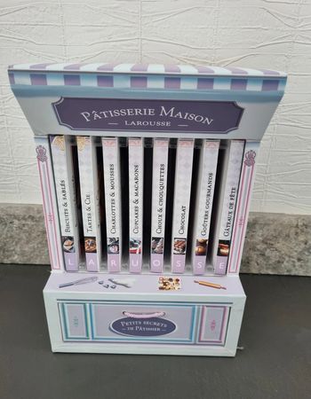 Bibliothèque comprenant 8 livres de recettes de pâtisserie