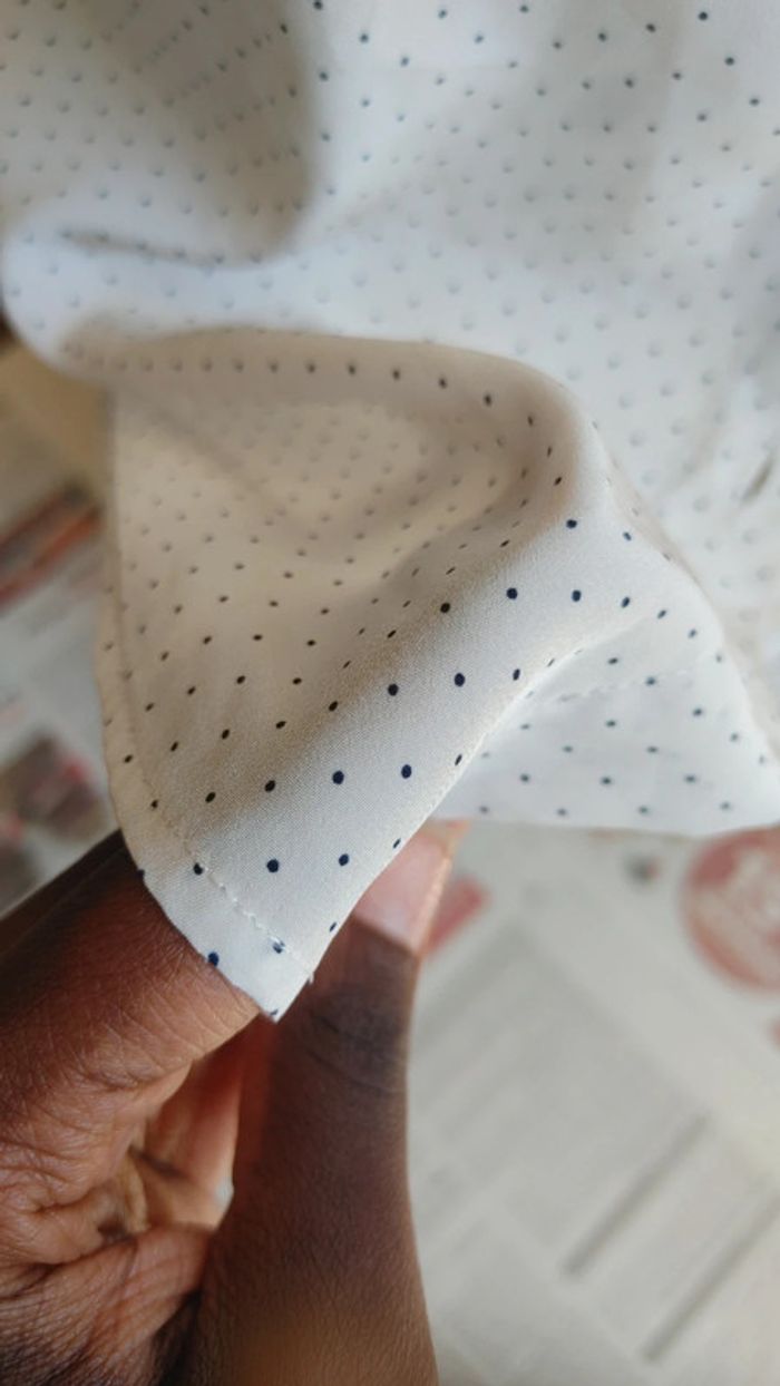 Chemise sans manche à pois noir sur fond blanc noué à la taille - photo numéro 7