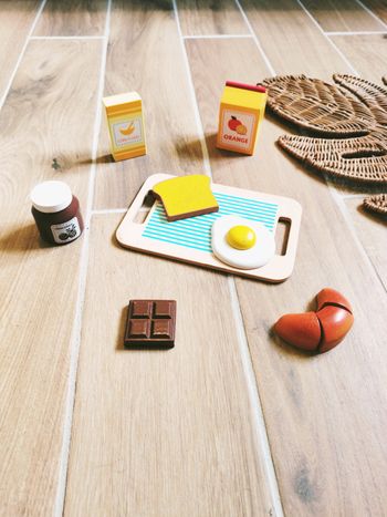 🥐Dinette petit déjeuner avec plateau et divers aliments en bois