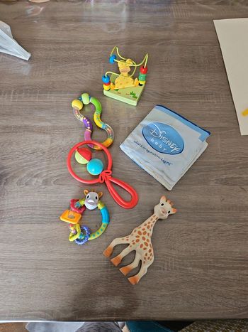 Lot hochets et jouets