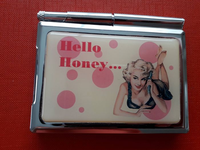 Carnet avec stylo et miroir