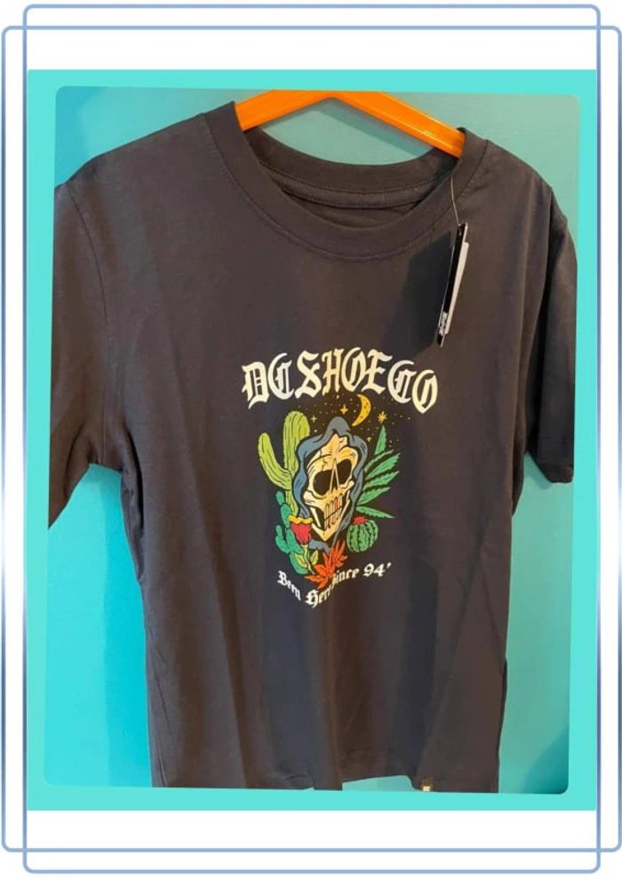 Suberbe t-shirt manches courtes 12 ans DC shoes jamais porté