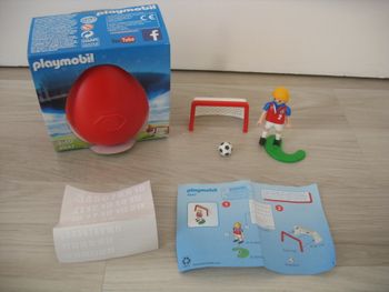 ŒUF DE PÂQUES ROUGE : JOUEUR DE FOOTBALL AVEC CAGE AU BUT "PLAYMOBIL" - Réf.4947 - n°94
