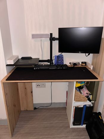 Vends bureau et chaise comprise 