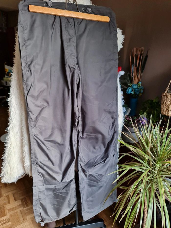 Pantalon gris impression dragon