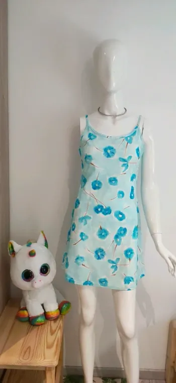 Petite robe d'été bleue, motif floral