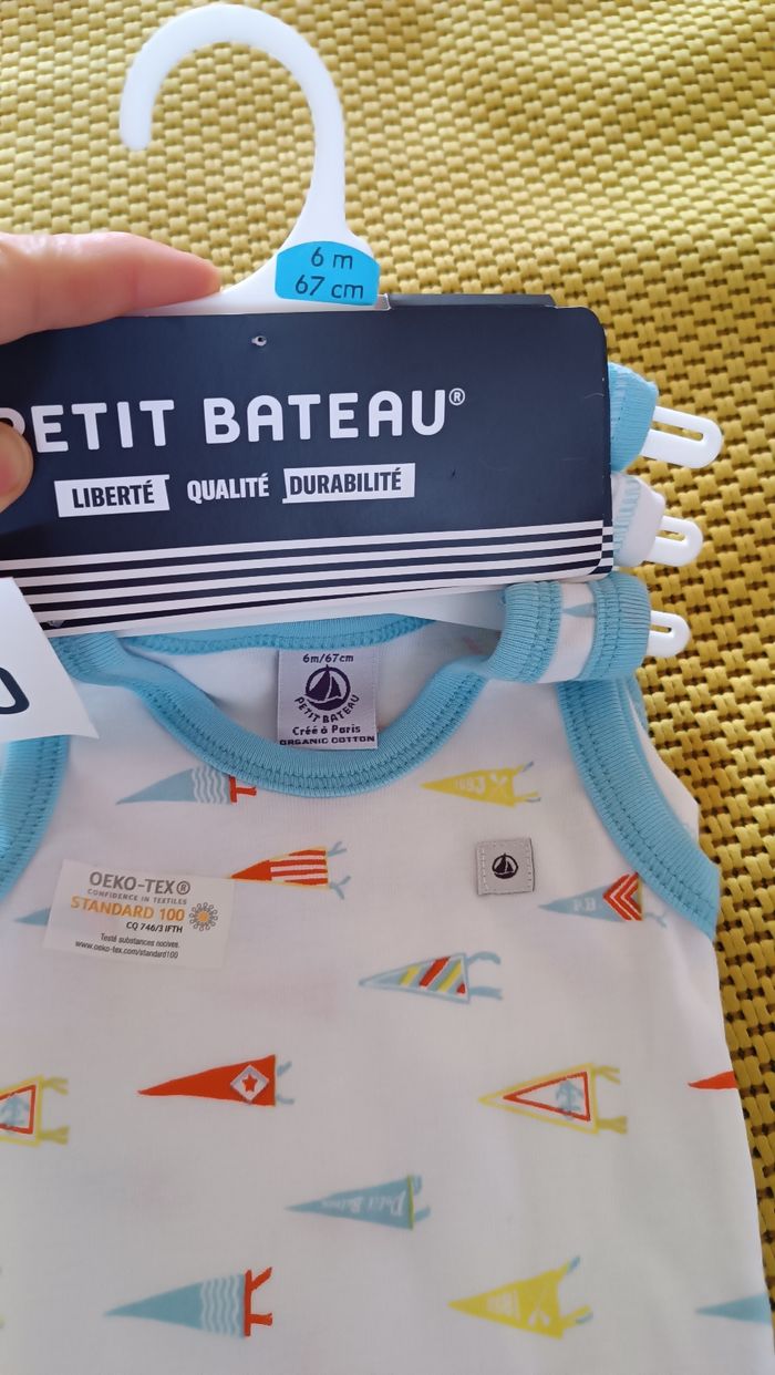 Petit Bateau. Lot de 3 Bodies débardeurs . Bébé de 6 mois/67 cm - photo numéro 2