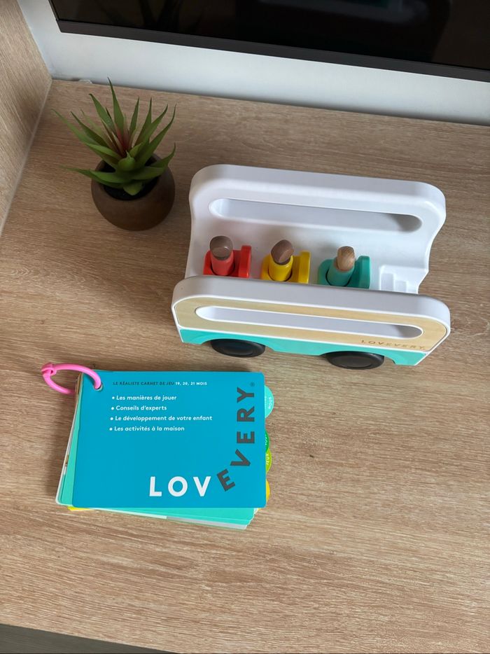 Bus avec figurine Lovevery et carnet de jeu 19/20/21 mois - photo numéro 2