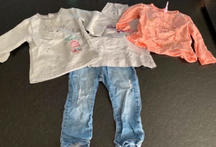 Lot jeans 2 t-shirt et 1sweat