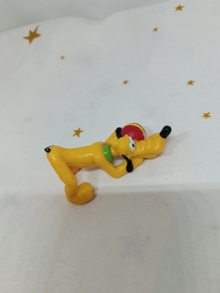 Personnage figurine walt Disney pluto balle rouge ball ballon couché Mickey mouse playing play joue - photo numéro 5