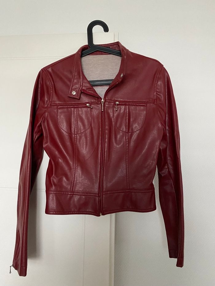 Veste rouge taille 38 très bon état