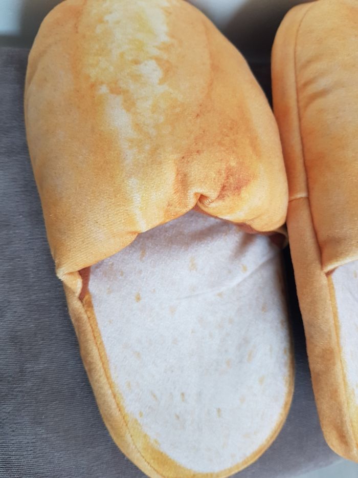 Chaussons jaunes motif pain, neufs sans étiquette. Pointure 39, 25cm de long à l'intérieur. - photo numéro 2