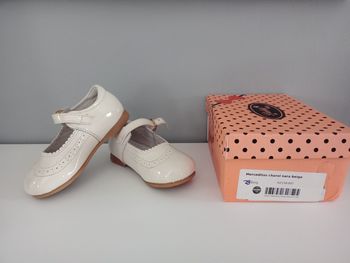 Chaussures crème vernies 23