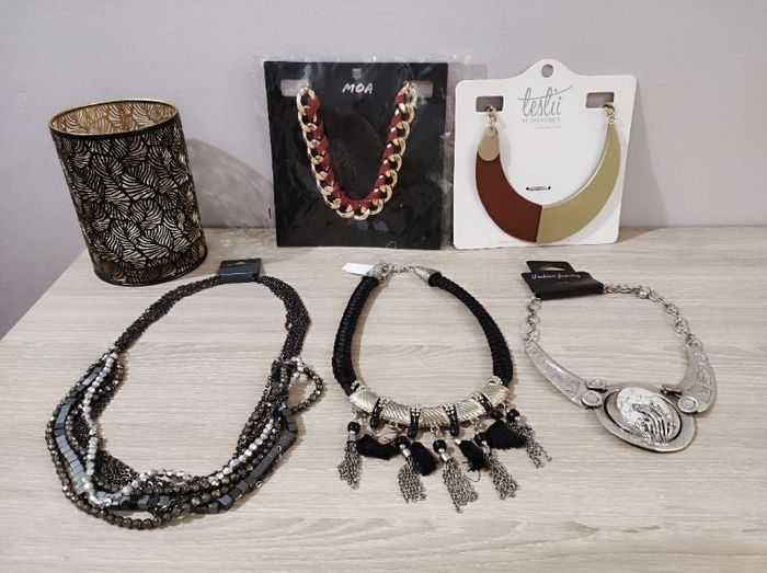 Lot de 5 colliers et colliers plastrons fantaisie, NEUF avec étiquette!