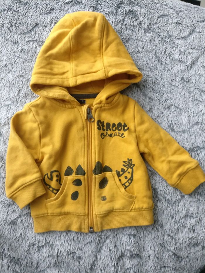 Sweat à capuche Kiabi taille 3 mois