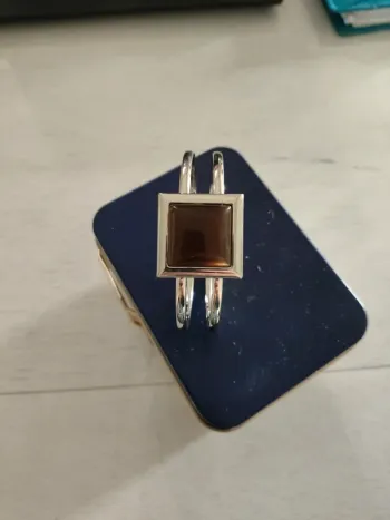 Bracelet rigide argenté avec cadran carré marron