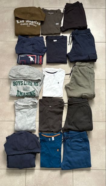 Lot de 15 vêtements taille 12 ans