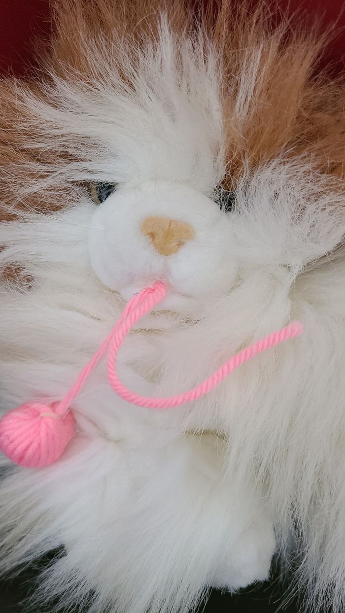 peluche chat angora et sa pelote de laine