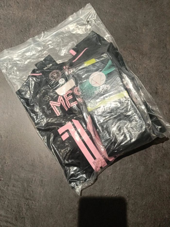 Tenue football Léo Messi Inter Miami noir/rose. T.24 - photo numéro 5