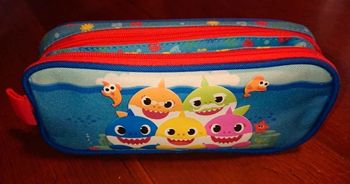 Trousse baby shark.